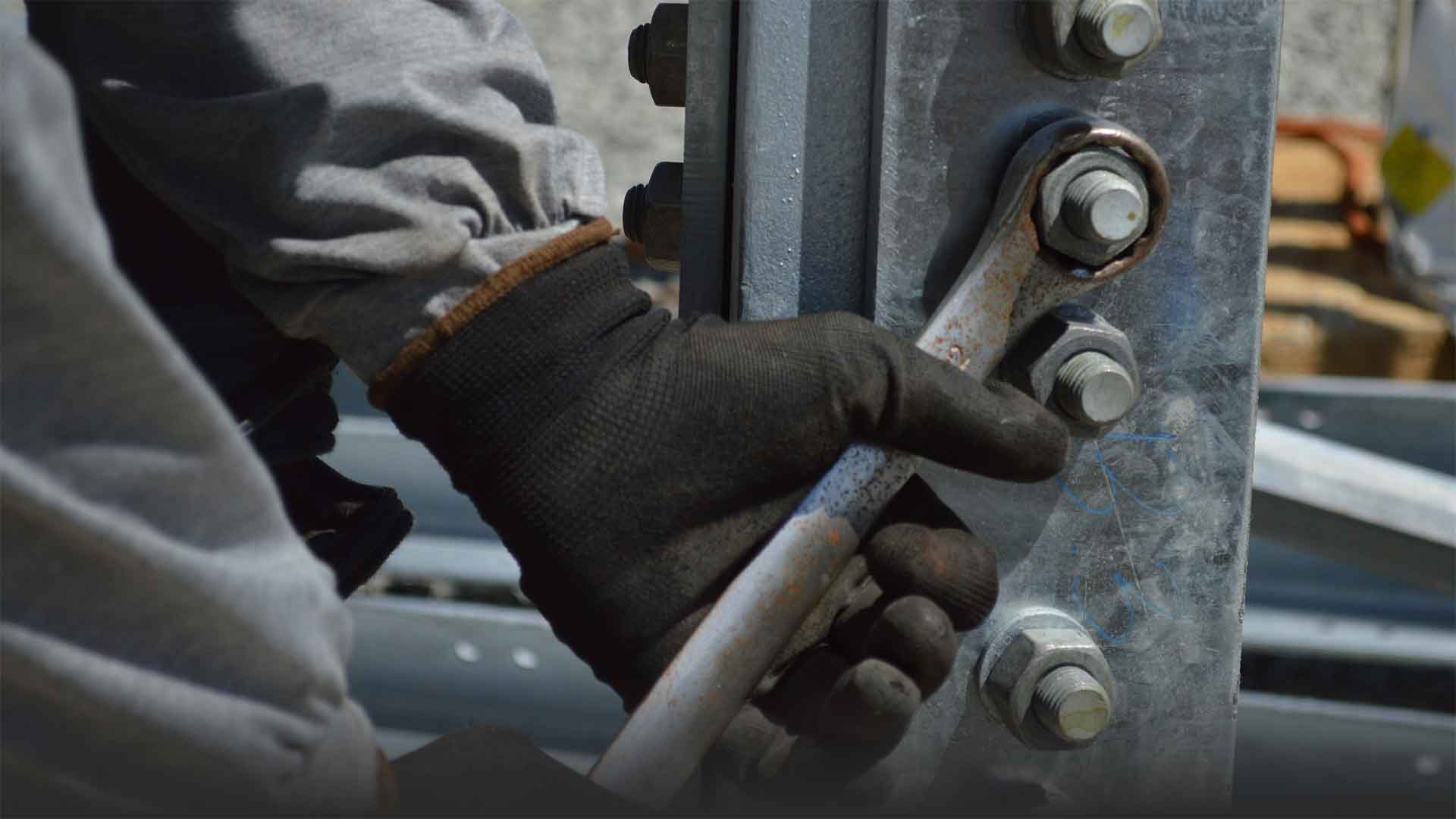 Controle Geométrico e Torque em Torres de Telecom: A Importância do Aperto Correto dos Parafusos